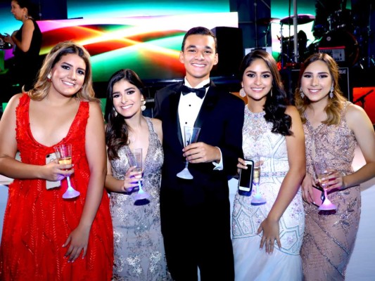 Ana Corona, Karina Alvarez, EDuardo Barrientos, Valeria Mencia y Camila Guardiola