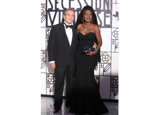 El famoso piloto belga Jacky Ickx, junto a su esposa, la cantante Khadja Ni