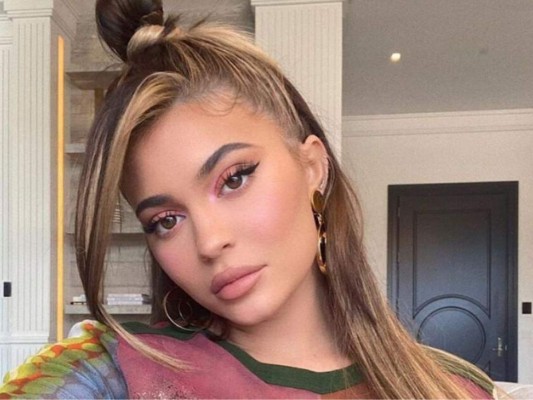 Labios prominentes: El aspecto de labios más grandes se le atribuye a la menor, Kylie Jenner. Muchos trataron de imitar esta tendencia mediante inyecciones o técnicas con cosméticos.