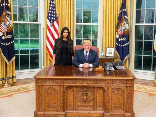 Mantenerse al día con Donald Trump<br/>A principios de 2020, la defensora de la reforma penitenciaria tuiteó imágenes de su visita a la Casa Blanca con tres mujeres recientemente liberadas de prisión. Usando su influyente plataforma, Kim ha pasado los últimos años tratando de llamar la atención nacional sobre las personas que deberían ser liberadas de sus sentencias.<br/>