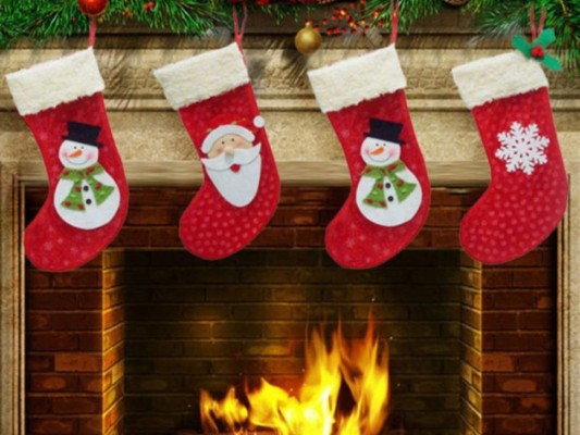 Las medias de Santa Claus: Esta tradición se debe a San Nicolás, luego de que este santo salvará a tres mujeres que debían prostituirse y para que no lo hicieran les dejo monedas de oro en sus medias mientras ellas aún dormían.