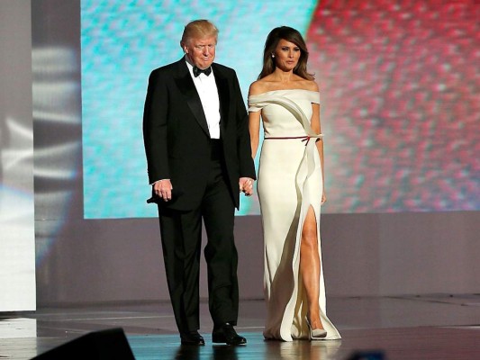 Para el baile presidencial, en enero de 2017, Melania lució espectacular con un vestido blanco que diseñó en conjunto con Hervé Pierre