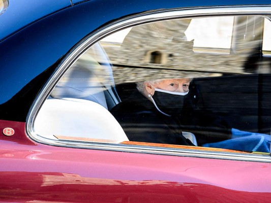 Con la mirada triste pero atento a cada detalle la reina se dirige a la capilla a bordo de un Bentley que se detuvo justo a la altura del Pórtico Galileo, situado en el extremo oeste de la capilla donde despidió al que fuera su esposo por 73 años