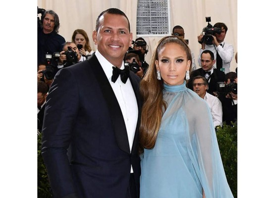Jennifer Lopez celebra su 48 cumpleaños en un revelador vestido