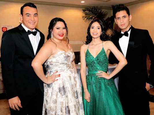 Los Seniors 2019 de la Hillcrest School celebran el fin de su High School con una elegante gala