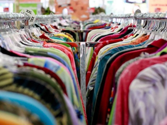 Llénate de paciencia. Es necesario que tengas claro que al comprar en un bazar quizás tardaras un buen tiempo en encontrar algo que te guste. Prepárate mentalmente y elige un día en el cual no tengas más pendientes y en el que puedas tomarte tu tiempo para elegir bien tus compras.