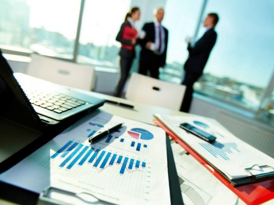 Administración de empresas. Determinan y formulan las políticas que le proporcionarán a una empresa la orientación necesaria para generar ingresos de manera exitosa y constante. Salario anual promedio: $185,850