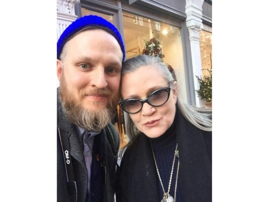 Carrie Fisher<br/>Esta foto de Carrie Fisher fue captada por un fan un día antes de sufrir un ataque al corazón que le llevó a su muerte.<br/>