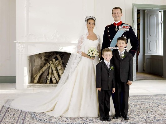 Marie Cavallier. Arasa Morelli diseñó el vestido que Marie Cavallier lució el día de su boda en mayo de 2008 con el príncipe Joaquín de Dinamarca. Era un ajuar romántico, elaborado a base de encajes de bordado francés y motivos florales. El velo de tul fue ribeteado con blondas de encajes e iba sujeto por una tiara, que, originalmente, fue un regalo del rey Federico IX y la reina Ingrid a la reina Margarita II.