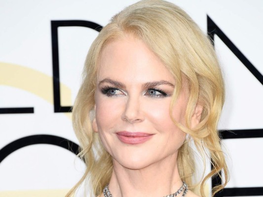 Nicole Kidman<br/>Los tonos plata del vestido de la actriz se reflejaron también en los ojos, que iluminó con sombras metalizadas y un pop de rosa en los labios.