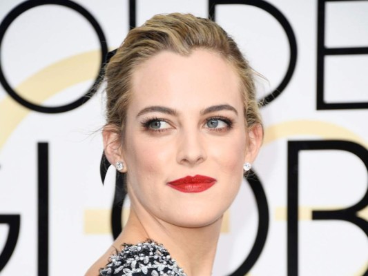 Riley Keough<br/>La modelo y actriz llevó el cabello recogido con un make up natural y labios en un rojo clásico.