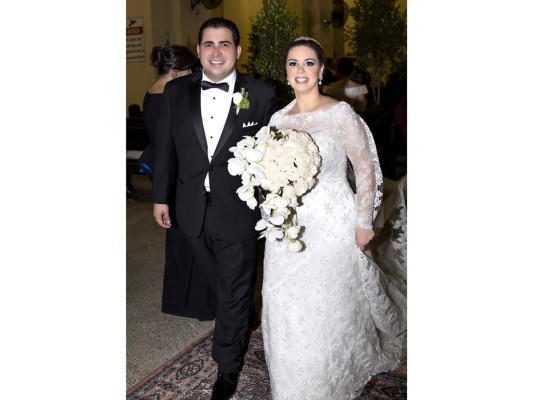 Los recién casados Guillermo Orellana y Giordanna Kafati, al salir de la Catedral San Pedro Apóstol. Foto: Daniel Madrid