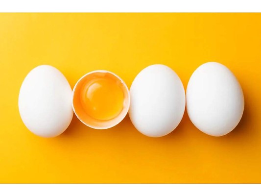 Huevos. Las claras de huevo son una gran fuente de proteínas, pero no olvides las yemas, que contienen vitamina D, E y K.