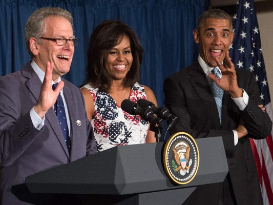 Jeffrey DeLaurentis, Michelle y Barack Obama en la recién abierta embajada de Estados Unidos en Cuba.