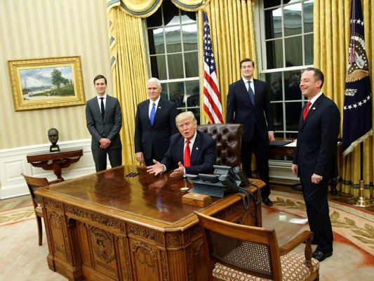 Donald Trump en la Oficina Oval que ocupa por primera vez como presidente número 45 de Estados Unidos