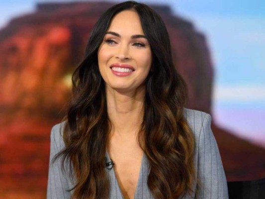 Megan Fox<br/>Fox expresó que fue víctima de abuso de poder y machismo que permanece en la industria del cine en Hollywood; ''Estas anécdotas específicas fueron intrascendentes en un largo y arduo viaje a lo largo del cual sí que he tenido que soportar algunas experiencias realmente desgarradoras dentro de una industria despiadadamente misógina. Hay muchos nombres que merecen volverse virales en la cultura de la cancelación en este momento, pero están guardados bajo llave en los pedazos rotos de mi corazón''. Sin embargo hace algunos días reapareció una entrevista en donde la actriz confesaba que cuando tenía 15 años, el director Michael Bay la obligó a bailar en bikini y tacones para darle un papel de extra en Dos policías rebeldes II. Tiempo después, reveló que también fue obligada a lavar el Ferrari de Bay durante su audición para el protagónico en Transformers. A pesar de que en su momento Fox calificó como una ''pesadilla'' trabajar con Bay, por su comportamiento ''tiránico y misógino'', al que llegó a comparar con Adolf Hitler; en esta ocasión defendió al mismo.<br/>