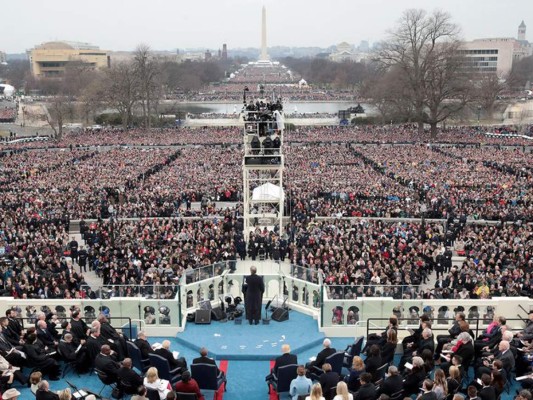 El national mall se llenó a la mitad durante la juramentación de Donald Trump como 45 presidente de Estados Unidos