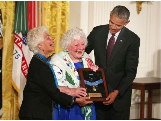 Entregando medallas de honor a hijas de soldados de la Primera Guerra Mundial en la Casa Blanca en 2015