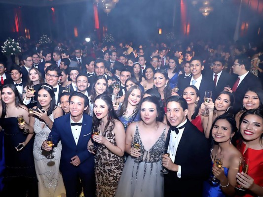 Música, brindis y selfies formó parte de la fiesta de graduación de los alumnos de la escuela Antares y Aldebaran