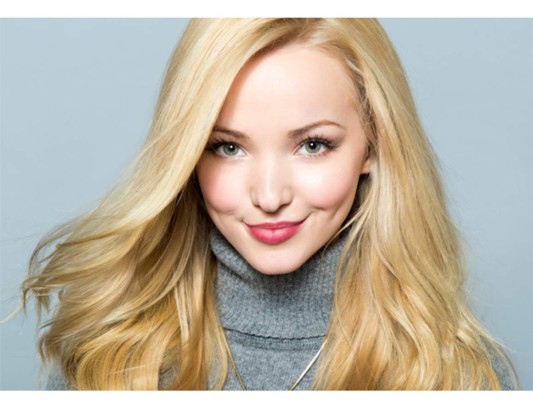 Dove Cameron rompe en llanto durante una entrevista