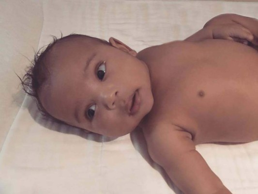 'Eres el sol en mi mañana bebé', escribió Kim Kardashian al compartir la fotografía.
