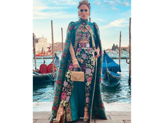 Jennifer López<br/>Como toda una reina, JLo lució un crop top, pantalón y una capa llenas de lentejuelas, pedrería y costuras artesanales.<br/>