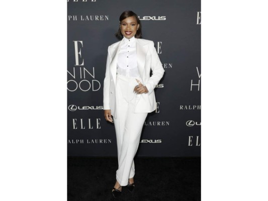 Jennifer Hudson en un traje blanco de Ralph Lauren.