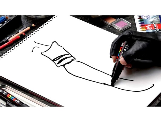 'Será difícil superar a un genio como lo fue Karl Lagerfeld, un talento único que captó y mantuvo vigente la esencia de la maison Chanel. El mundo de la moda está de luto al perder a semejante genio y personaje, icónico, enigmático y adorador de la eterna elegancia', YOYO BARRIENTOS