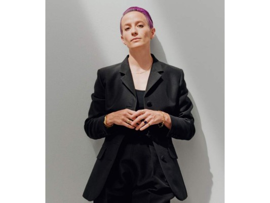 Megan Rapinoe es una futbolista de la selección nacional estadounidense que ha ganado muchos premios deportivos, como ser considerada la mejor jugadora en 2019, y también se ha llevado el Balón de Oro femenil. Es activista en el área de los derechos LGBT+ y la visibilidad de las mujeres en el deporte.
