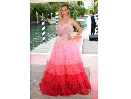 January Jones<br/>Ella escogió un vestido de gasa con colores en degradación de blanco a rojo con un cinturón de brillantes que la hacía lucir muy estilizada.<br/>