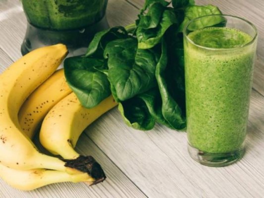 Jugo de espinaca con banano<br/>En esta bebida verde, el hierro y el ácido fólico se multiplican gracias al aporte del banano. Este batido verde, además de contener poderosos nutrientes antianémicos, también posee grandes propiedades diuréticas.<br/>