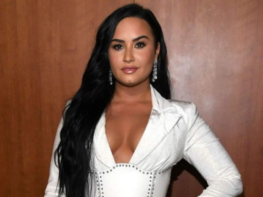 Demi Lovato: 'Mi corazón está roto. Me entristece haber sido tan ingenua como para creer que esto no podría pasar y aún así pasó. ¿Vamos a actuar como que está bien que personas blancas invadan el Capitolio sin respuesta policial? ¡Cuando nosotros protestamos para salvar nuestras vidas la policía nos golpeó a morir!'.