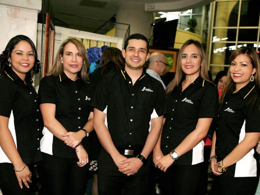 Maureen Higgins junto al staff de Ficensa durante la apertura de la exposición