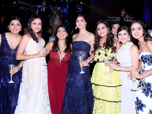 Glamour en la gala de la Escuela Internacional Sampedrana