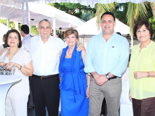 Elena Larios, Héctor y Magdalena Barletta con el alcalde Armando Calidonio y Nena Díaz.