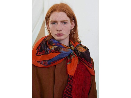 Existen muchas maneras de atarlo al cuello, solo juega con tu creatividad. Pasarela SS 20 by Acne Studios