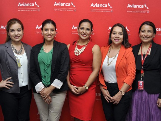 Representantes de Avianca Andrea Funes, Lucía Zamora, Reina Mejía, Iris Cacéres y Veronica Burgos, durante la conferencia de prensa.