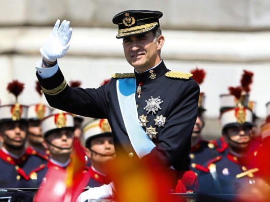 Licenciado en Derecho por la Universidad Autónoma de Madrid, realizó un máster en Relaciones Internacionales en la Universidad Georgetown de Washington y desde julio de 2009, es teniente coronel de los ejércitos de Tierra y Aire y capitán de fragata en la Armada.