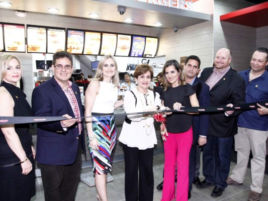 Brindis por la inauguración Carl's Jr.&nbsp;&nbsp;
