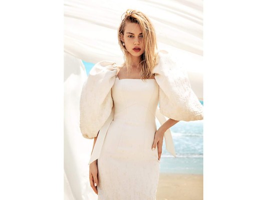 <br/>La colección fue revelada por medio de cortas películas y una sesión de fotos realizada en Rusia, y que fue compartida en exclusiva con ESTILO. Los modelos, algunos con mangas dramáticas e imponentes, expresan el ADN de Whisper Bridal.<br/>