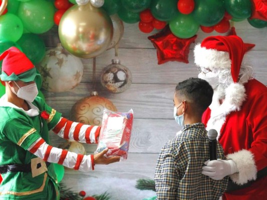Los menores pasaron momentos que seguramente recordarán por siempre, ya que desde el polo norte los visitó Santa (el actor Jorge Osorto) con regalos para cada uno de parte de los voluntarios y padrinos de la fundación Échame una Mano