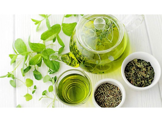 El té verde es de esas bebidas milagrosas y es que tiene propiedades diuréticas, desintoxicantes, y antioxidantes, las cuales van a provocar que el proceso de eliminar la grasa sobrante se agilice y por tanto se elimine antes la antiestética papada.