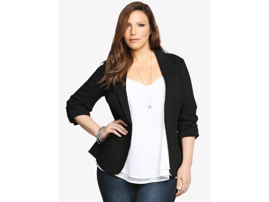 Blazer entallado. Todas necesitamos una chaqueta o blazer que defina la silueta y disimule las partes menos favorecedoras de tu parte superior. Busca una de color neutro y básico, que puedas combinar con toda clase de prendas, desde pantalones clásicos hasta un mini dress. Para variar y definir la silueta, usa un cinturón
