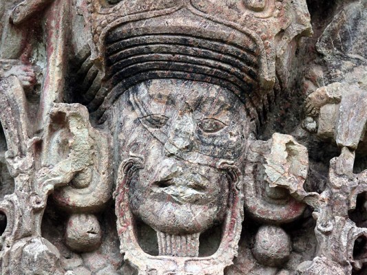 CONOCER LA HISTORIA DE SUS REYES. Estela B, que representa por un lado al Dios Chaac o Tlaloc Maya, y en otro a la encarnación Humana de uno de sus varios aspectos en el decimotercero Rey de Copán Waxaklajuun Ub'aah K'awiil 18 Conejo.