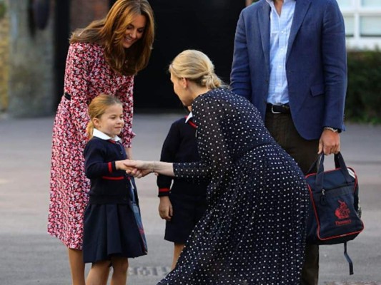 Fueron recibidos por Helen Haslem, la jefa de la escuela inferior. La princesa le dio la mano como un (adorable) gesto de saludo.