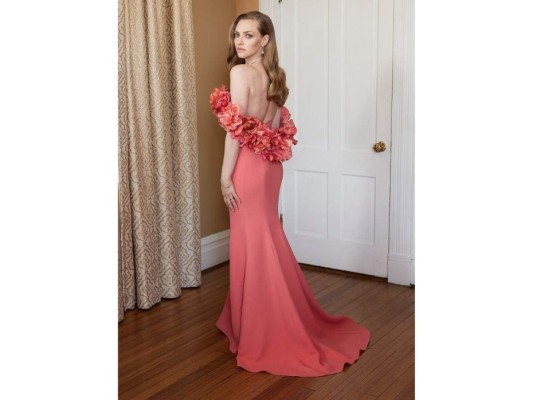 Amanda Seyfried: El hermoso vestido de Óscar de la Renta, los detalles florales y el escote en la espalda hacen que nos sintamos cerca de primavera. Según Seyfried, hicieron el sketch del vestido el mismo día en el que se enteró que estaba nominada.