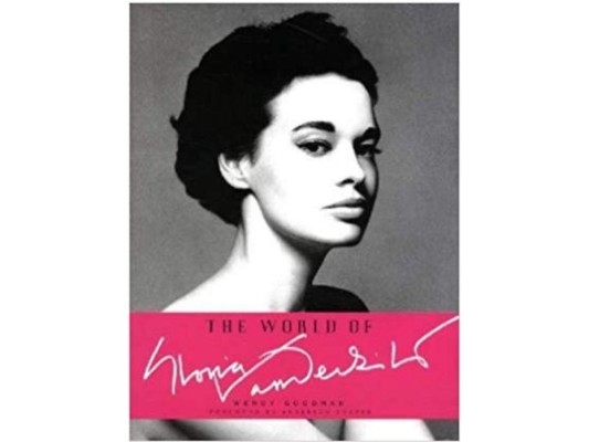 Vanderbilt llenó con la escritura el vacío que dejaba en su vida la moda. Escribió poesía, cuentos, memorias y hasta una novela erótica, Obsesión, que firmó a los 85 años y que The New York Times definió como “el más húmedo libro jamás escrito por un octogenario”. Sus libros gozaron, por lo general, de buenas críticas.