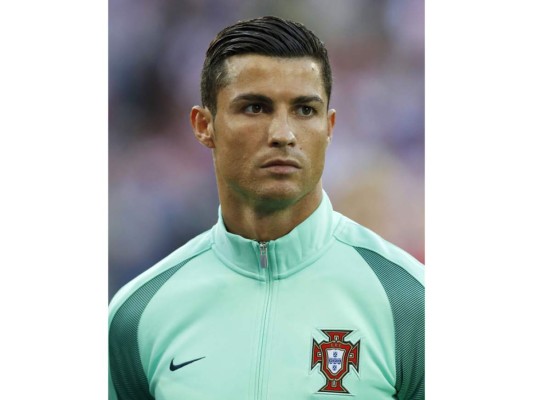 Cristiano Ronaldo su belleza y apariencia son caracterizados por su cabello corto & peinado casual. A las mujeres les encanta por su sonrisa y sus bellos ojos castaño claro