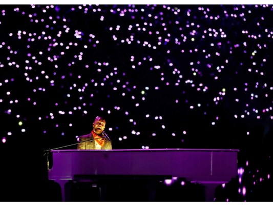 Frente a más de 73 mil epectadores en vivo y miles que lo vieron por televisión Justin cantó algunos de los éxitos de Prince para honrar la carrera del artista nacido en Minneapolis