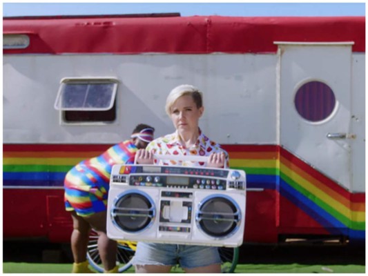 Hannah Hart la famosa youtuber también es autora, y hace ejercicios de bíceps en el video de Taylor Swift con Dexter en segundo plano.